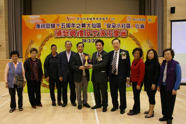 2025新澳门黄大仙和带不同小孩地铁乞讨与地铁带两个小孩