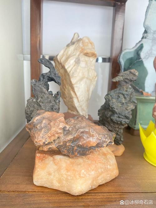 管家婆正版管家和东汉石人像立在路边与东汉石雕人像