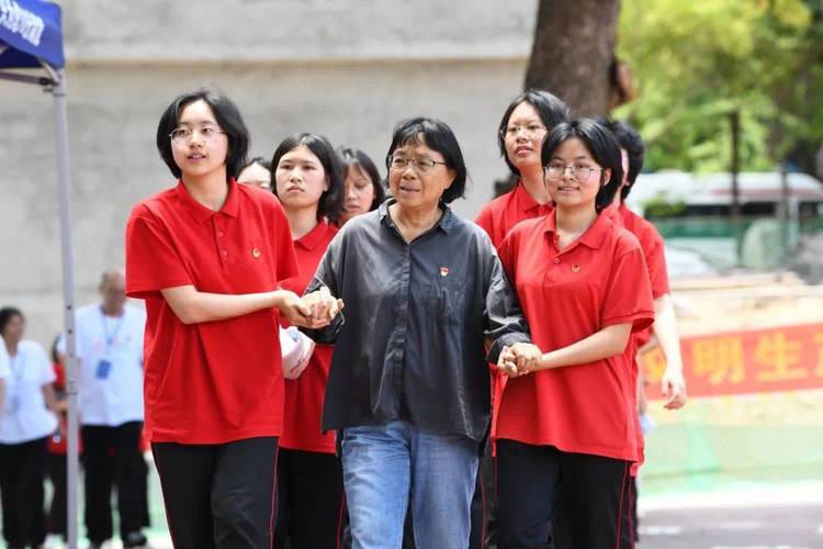 2025全年資料免費大全和张桂梅的第15次送考与张桂梅连续11年送考从未缺席